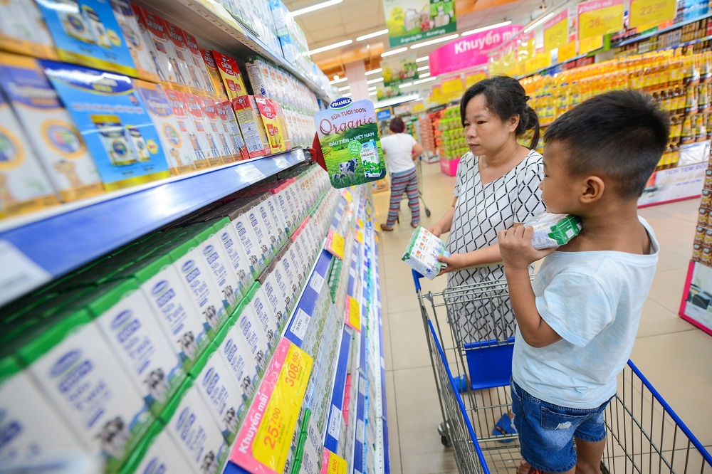 Hàng ngàn sản phẩm dinh dưỡng ưu đãi giá tốt cho các bé năng lượng vui khỏe cho mùa khai trường sắp đến - Ảnh: Quang Định