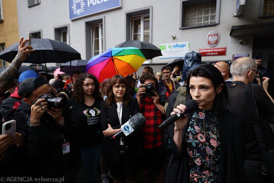 Joanna (người cầm micro) cùng những người ủng hộ biểu tình bên ngoài một đồn cảnh sát ở Ba Lan – Ảnh: Wiadomosci Gazeta