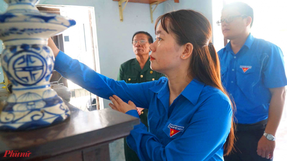  Dịp này Hội Thanh niên xung phong, các bạn  Đoàn viên thanh niên thị xã Hương Thủy đã đến thăm hỏi 