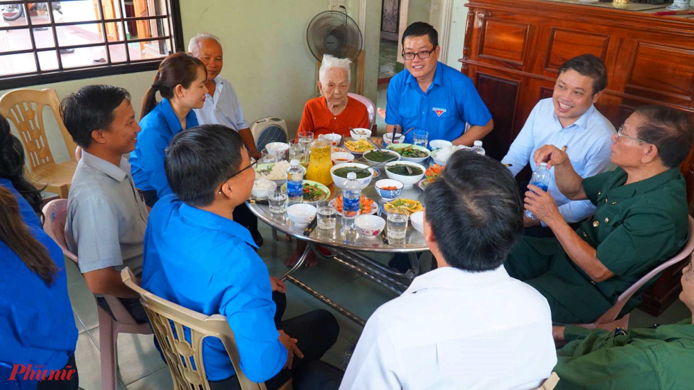 Đồng chí Nguyễn Thanh Hoài - Bí thư Tỉnh Đoàn cho biết: “Bữa cơm tri ân là việc làm tuy nhỏ nhưng thể hiện được tình cảm, trách nhiệm, lòng biết ơn của tuổi trẻ đối với những đóng góp to lớn của các Mẹ Việt Nam Anh hùng'.