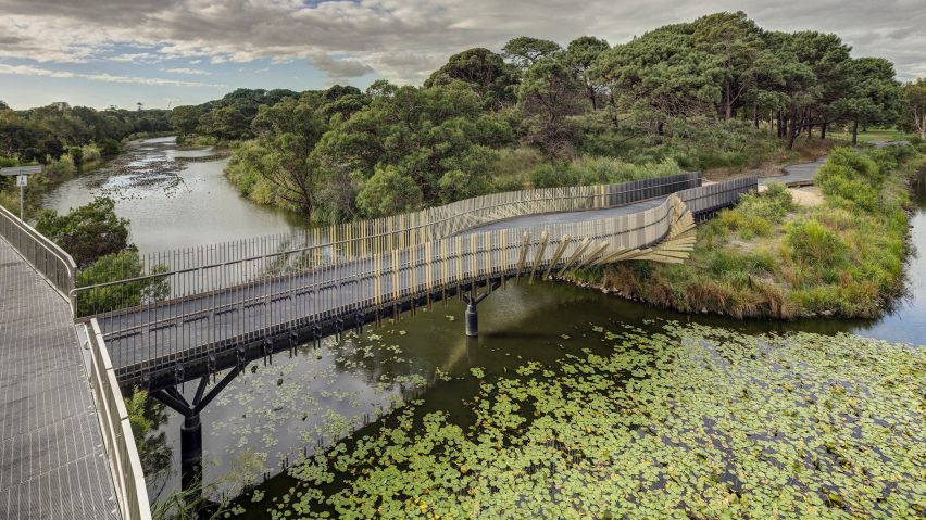 Bara Bridge, Australia: Cầu Bara, cấu trúc này được thể hiện bằng hình dạng cong và mô hình di cư của bara, hay lươn vây dài, đóng vai trò quan trọng trong truyền thống của người Dharawal địa phương.