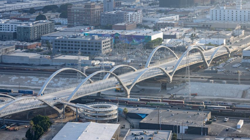 Michael Maltzan Architecture đã hoàn thành Cầu cạn Sixth Street mới ở Los Angeles , còn được đặt tên là Dải băng Ánh sáng vì nhiều vòm bê tông được thắp sáng từ bên dưới.  Cây cầu bê tông và thép dài 3.500 foot (1.067 mét) đã thay thế một cấu trúc xuống cấp, được gọi là Cầu cạn Đường số 6, được xây dựng vào năm 1932.  Trong khi cấu trúc trước đây chỉ phục vụ ô tô, Dải băng ánh sáng, trải dài trên sông Los Angeles cũng như đường cao tốc 101 của Hoa Kỳ và các vùng lân cận địa phương, cũng hướng đến xe đạp và người đi bộ.