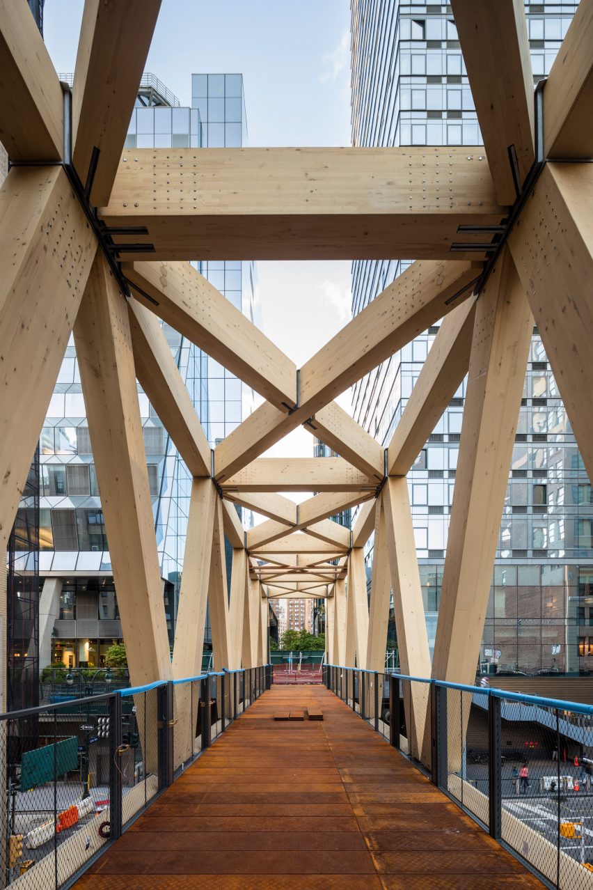 Cầu Timber, nối Đường cao tốc của Manhattan với Nhà ga Penn đã được tân trang lại. Được thiết kế bởi studio toàn cầu Skidmore, Owings and Merrill ( SOM ), phối hợp với James Corner Field Operations , cây cầu giàn Warren nặng 128 tấn, hai phần, được xây dựng từ gỗ dán nhiều lớp ( glulam ), một sản phẩm gỗ kỹ thuật được sản xuất bằng cách kết hợp nhiều mảnh nhỏ hơn, có khả năng hỗ trợ các cấu trúc lớn. Cây cầu dài 300 foot (92 mét) là một phần của Moynihan Connector, kết nối High Line, một lối đi bộ trên cao ở Manhattan, với trung tâm trung chuyển Moynihan Train Hall.