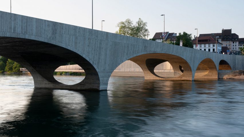 Xưởng kiến ​​trúc Christ & Gantenbein đã bổ sung một cây cầu bê tông điêu khắc bắc qua sông Aare ở Aarau, Thụy Sĩ , với năm vòm có chiều rộng khác nhau.  Được thiết kế với sự hợp tác của các xưởng kỹ thuật địa phương WMM Ingenieure và Henauer Gugler , Cầu Aare Mới kết nối trung tâm thành phố với khu vực rừng cây ở phía bên kia và kết hợp các làn đường dành cho ô tô, người đi bộ và người đi xe đạp.  Công trình dài 119 mét này thay thế một cây cầu vượt bằng bê tông cũ kỹ được xây dựng vào năm 1949 và do Christ & Gantenbein thiết kế để tham chiếu đến môi trường lịch sử xung quanh.