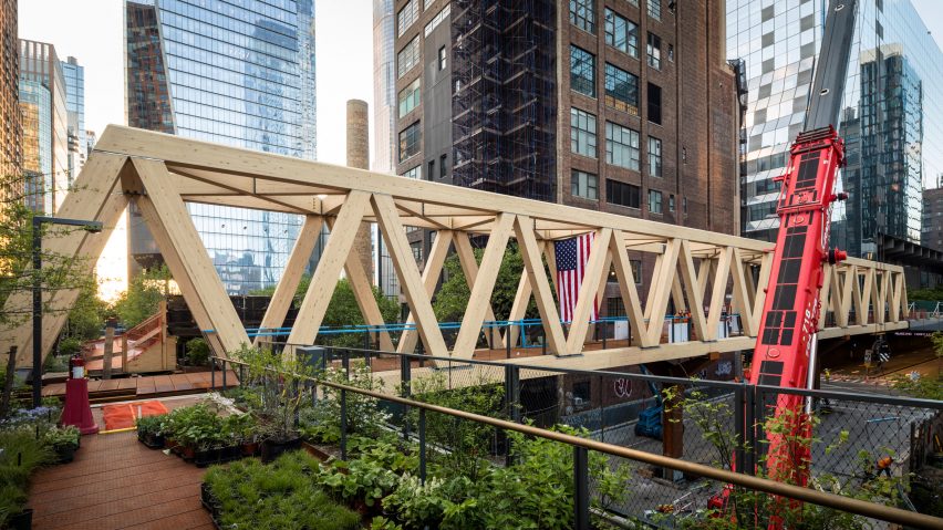 Cầu Timber, nối Đường cao tốc của Manhattan với Nhà ga Penn đã được tân trang lại.  Được thiết kế bởi studio toàn cầu Skidmore, Owings and Merrill ( SOM ), phối hợp với James Corner Field Operations , cây cầu giàn Warren nặng 128 tấn, hai phần, được xây dựng từ gỗ dán nhiều lớp ( glulam ), một sản phẩm gỗ kỹ thuật được sản xuất bằng cách kết hợp nhiều mảnh nhỏ hơn, có khả năng hỗ trợ các cấu trúc lớn.  Cây cầu dài 300 foot (92 mét) là một phần của Moynihan Connector, kết nối High Line, một lối đi bộ trên cao ở Manhattan, với trung tâm trung chuyển Moynihan Train Hall.