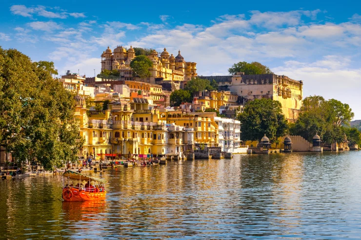 Udaipur Bởi Nina Karnikowski  City Palace và hồ Pichola ở Udaipur, Rajasthan, Ấn Độ. City Palace và hồ Pichola ở Udaipur, Rajasthan, Ấn Độ.TÍN DỤNG:ISTOCK  Một hướng dẫn viên du lịch người Ấn Độ đã từng mô tả Udaipur với tôi là “thành phố lãng mạn, xinh đẹp nhất ở Ấn Độ”.  Tôi đã mở miệng để tranh luận với anh ấy – xét cho cùng, bang Rajasthan, quê hương của Udaipur, có rất nhiều thành phố hoàng gia tuyệt đẹp, bao gồm cả Jaipur màu hồng và Jodhpur được nhuộm màu chàm – trước khi nhanh chóng im lặng khi tôi nhận ra rằng anh ấy đã đúng.  Đó là những gì Udaipur không có khiến nó trở nên xinh đẹp. Trong khi những du khách lần đầu tiên, hoặc thực sự là lần thứ năm đến Ấn Độ có xu hướng trở nên nghiện ngập bởi đám đông đông đúc, tiếng còi inh ỏi và tình trạng quá tải cảm giác nói chung, thì thành phố quét vôi trắng Udaipur lại rộng rãi và yên tĩnh.  Đó là một phần còn lại trong bản giao hưởng hỗn loạn của đất nước, một ảo ảnh nhẹ nhàng của những tòa nhà màu trắng trang nhã, những con đường sạch sẽ không có thiên tai và những con đường thủy không bị ô nhiễm.  Vẻ đẹp của Udaipur được chiêm ngưỡng rõ nhất từ ​​mặt nước bóng loáng của năm hồ. Đi dọc theo Hồ Pichola, tuyến đường thủy chính của thành phố, trên một chiếc thuyền nhỏ vào lúc hoàng hôn là điểm thuận lợi hoàn hảo để ngắm nhìn các tòa nhà bằng thạch cao tuyết hoa nằm dọc bờ biển, với các cổng vòm và mái vòm Mughal khơi dậy giấc mơ ban ngày về những cuộc vượt ngục của hoàng gia trong quá khứ.