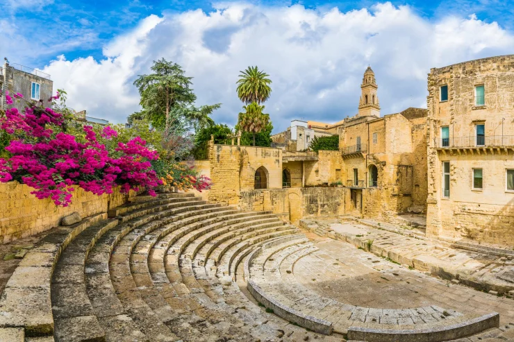 Lece, Ý Bởi Michael Gebicki  Nhà hát vòng tròn La Mã cổ đại nổi tiếng của Lecce từng có sức chứa 25.000 khán giả. Nhà hát vòng tròn La Mã cổ đại nổi tiếng của Lecce từng có sức chứa 25.000 khán giả.TÍN DỤNG:MÀN TRẬP  Đi từ thế kỷ 21 qua Porta Napoli, và bạn đang ở trung tâm lịch sử kiểu baroque của Lecce, với các cung điện và nhà thờ được trang trí bằng đá tiểu thiên sứ, các vị thánh và chùm nho treo lủng lẳng.  Những con đường ngoằn ngoèo uốn lượn giữa những mặt tiền bằng đá với những ô cửa hình vòm có kích thước dành cho người cưỡi ngựa, có ban công Juliet nhìn ra.  Điều mang lại cho Lecce sự thống nhất cổ điển của nó là pietra leccese, loại đá vôi Lecce mềm, màu mật ong được khai thác gần đó và được thiết kế riêng cho sự xa hoa lộng lẫy của phong cách baroque đã mang lại cho Lecce danh hiệu phụ “Florence của miền Nam”.  Ngoài một số tòa nhà thế kỷ 20 xung quanh quảng trường Piazza Sant'Oronzo, có một vài nốt nhạc không phù hợp, mặt tiền không sơn, hầu như không có hình vẽ bậy, một điều kỳ diệu ở Ý.  Phong cách này có từ thời nhà thờ Công giáo đang chiến đấu chống lại các xu hướng khắc khổ của đạo Tin lành, khai thác nghệ thuật và kiến ​​trúc để nhấn mạnh sự uy nghiêm và sự công bình không thể chối cãi của đạo Công giáo, có sức thuyết phục nhất trong các nhà thờ lớn của Lecce – Santa Chiara và Vương cung thánh đường Santa Croce .