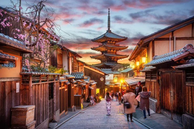 Kyoto, Nhật Bản Chùa Yasaka và phố Sannen Zaka, Kyoto. Chùa Yasaka và phố Sannen Zaka, Kyoto.TÍN DỤNG:ISTOCK  Hầu như tất cả vẻ đẹp đều do con người tạo ra, thẩm mỹ sinh ra từ sự sáng tạo và kỹ năng. Ai có thể không bị thu hút bởi ánh đèn lồng đung đưa trên đường phố Gion, dòng suối hẹp rợp bóng cây anh đào, tiếng lắc lư của những con đường Higashiyama cổ kính, vẻ hùng vĩ của hết ngôi đền này đến ngôi đền khác, ngôi chùa này đến ngôi chùa khác, những khu vườn, lâu đài, cung điện , biệt thự và nhiều hơn nữa. Tham khảo kyoto.travel
