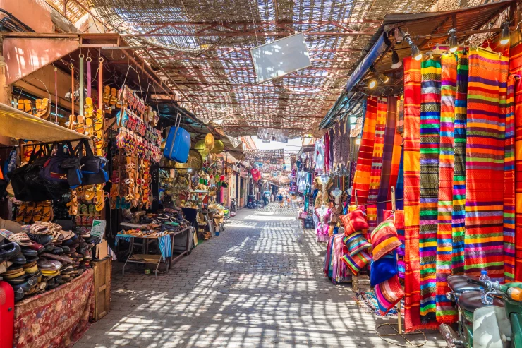 Marrakesh, Ma-rốc Quà lưu niệm trên thị trường Jamaa el Fna ở Medina cũ, Marrakesh. Quà lưu niệm trên thị trường Jamaa el Fna ở Medina cũ, Marrakesh. TÍN DỤNG:ISTOCK  Đối với một số người, Marrakesh là một thành phố choáng ngợp, một thành phố của những kẻ lừa đảo, những con bọ dạ dày và cái nóng thiêu đốt. Đối với những người khác, thành phố nghệ nhân lấp lánh của Ma-rốc là giấc mơ của những người đam mê thẩm mỹ, với đầy riads được trang trí bằng các chi tiết được chạm khắc và sơn bằng tay, các quầy hàng chất đầy đồ trang sức bằng bạc thủ công và thảm hoa văn dày, cũng như các nhà thờ Hồi giáo hoành tráng và ốc đảo tươi tốt