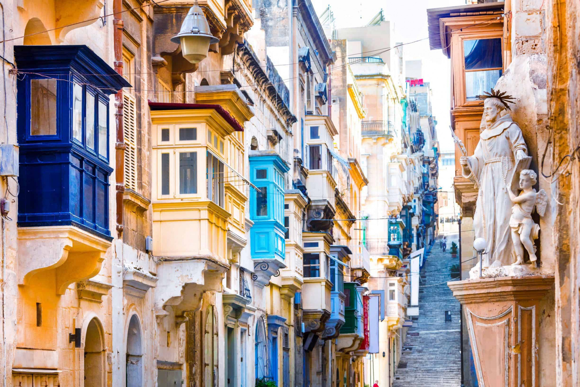 Valletta, Malta Mặc dù là một thành phố nhỏ, tòa thành kiên cố tráng lệ thời Phục hưng này thu hút sự chú ý. Vẻ đẹp thoạt tiên là khắc khổ: những pháo đài màu mật ong và những ngọn tháp bằng hạt tiêu, những ngôi nhà đồng nhất về mặt kiến ​​trúc lao xuống những con đường tối tăm, những dinh thự hình khối lớn của Hiệp sĩ St John rực sáng trên thành lũy. Điều làm dịu đi tất cả - và khiến nơi này trở thành một nơi dành cho những cuộc tản bộ chậm rãi và thả mình trên những sân thượng của quán cà phê - là ánh sáng vàng của Địa Trung Hải và vị trí của Valletta phía trên Grand Harbour, một mảng màu xanh lộng lẫy. Những cây cọ thêm bọt xanh, và các vị thánh vẫy tay từ mái nhà
