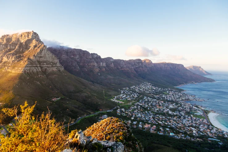 Cape Town, Nam Phi Bởi Catherine Marshall  Hãy leo lên kiệt tác núi Table Mountain của Capetown để có tầm nhìn đẹp nhất ra thành phố. Hãy leo lên kiệt tác núi Table Mountain của Capetown để có tầm nhìn đẹp nhất ra thành phố.TÍN DỤNG:ISTOCK  Ký ức du lịch sớm nhất của tôi bắt nguồn từ sườn núi Table, một tháng trước sinh nhật lần thứ sáu của tôi.  Đó là những năm 1970 và gia đình tôi đã rũ bỏ những bãi thải mỏ ở Johannesburg, sự đơn điệu theo chiều ngang của Orange Free State, những chất thải ma quái của Groot Karoo.  Cape Town mở ra như một bông hoa khi chúng tôi bước vào những con đường được sưởi ấm vào mùa hè và leo lên những ngọn núi kiệt tác của nó. Cô ấy uốn lượn bên dưới chúng tôi trong những dải màu xanh lá cây và xanh lam khi cha tôi dẫn chúng tôi lên núi; nếu tôi ngã xuống, Thành phố Mẹ nhân từ này chắc chắn sẽ đỡ lấy tôi.  Luồn lách qua chân núi Table Mountain là những dòng suối trong vắt lấp lánh những tua rêu và được bao phủ bởi những bông hoa fynbos hiện được công nhận là một phần của Vương quốc hoa Cape được UNESCO công nhận.  Đỉnh núi - khi cuối cùng chúng tôi cũng đến được - đã được tẩy sạch chiếc khăn trải bàn bằng mây theo phong tục của nó nhờ Cape Doctor, một ngọn sương mù ở phía đông nam có tác dụng gột rửa thành phố và bầu trời trong suốt mùa xuân và mùa hè.  Từ trên cao này, chúng ta có thể nhìn thấy Đồi Signal và Mũi Sư tử, xa hơn nữa là những bãi biển và tảng đá trải dài trên bờ biển bị sóng cắn của doi đất. Thế giới của tôi đơn phương, tôi biết mình đã được đưa đến một nơi cao cả.