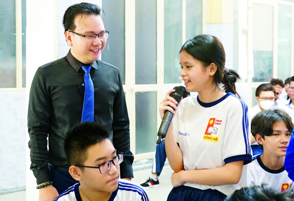 Tiến sĩ tâm lý Đào Lê Hòa An trong buổi chia sẻ chuyên đề kỹ năng sống “Tuổi trẻ của bạn đáng giá bao nhiêu” tại Trường THCS - THPT Hồng Hà (TPHCM)