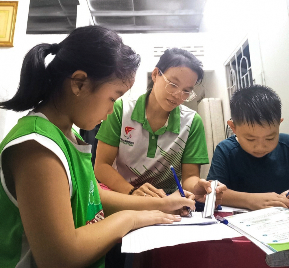 Cô Nguyễn Thị Sari dạy cho học trò tại nhà ở xã Phước Đông, huyện Cần Đước, tỉnh Long An - Ảnh do nhân vật cung cấp