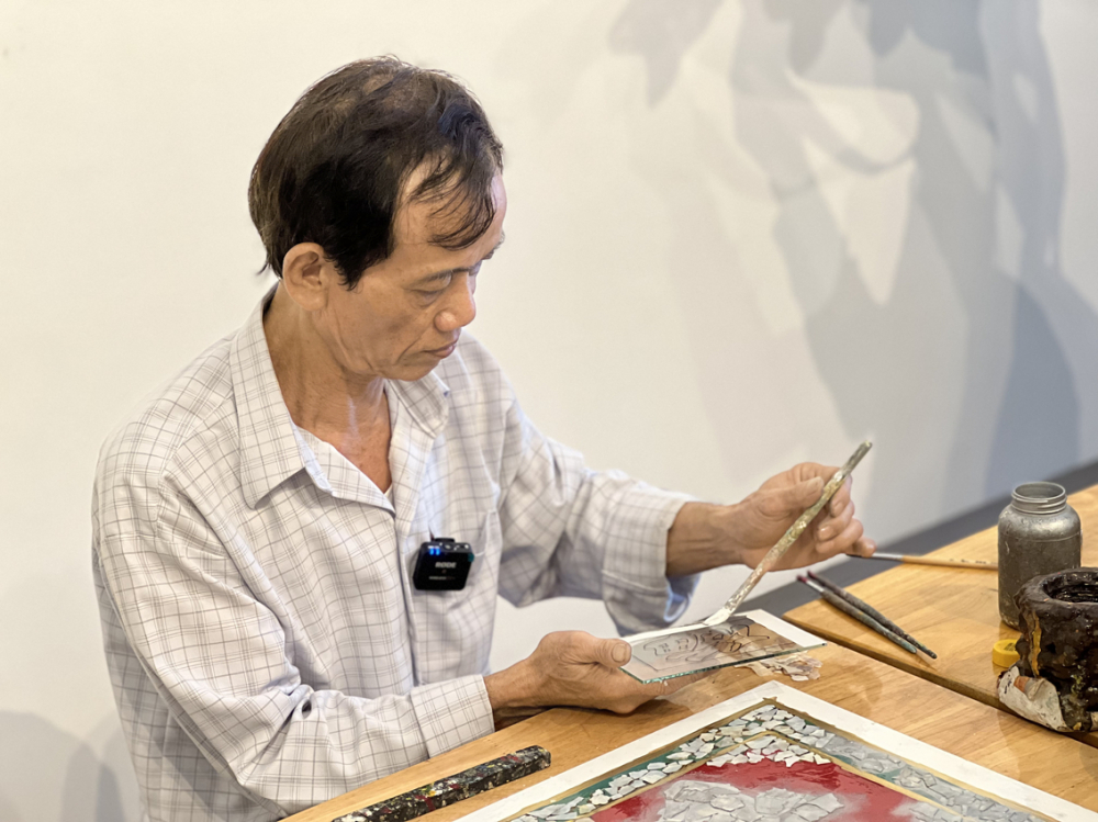 Nghệ nhân Trần Văn Nhanh có hơn 30 năm làm nghề vẽ tranh kính 