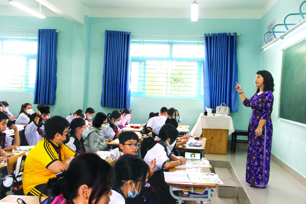 Trường THCS Lạc Long Quân (quận Bình Tân) mời giáo viên Phùng Thị Hoàng Yến đã nghỉ hưu tiếp tục đứng lớp để xoay xở với tình trạng thiếu giáo viên ẢNH: SƠN VINH