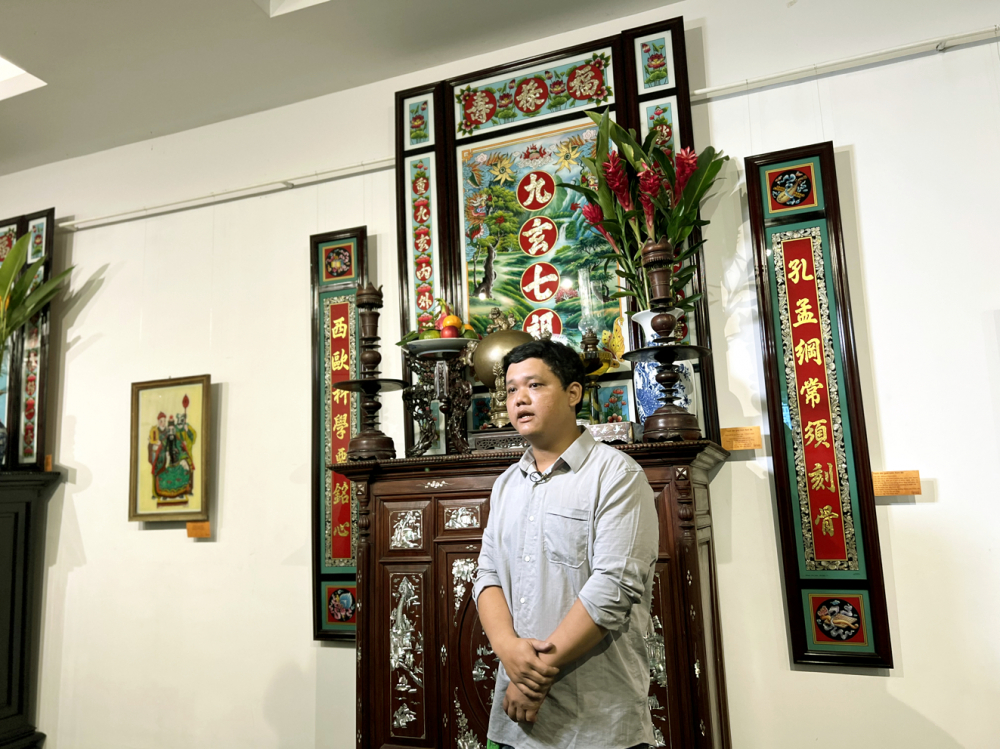 Trần Xuân Duy - con trai nghệ nhân Trần Văn Nhanh - hiện vẫn cùng cha giữ nghề làm tranh kính 