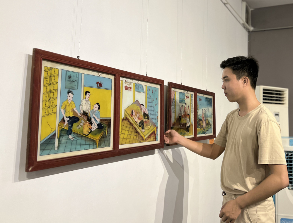 Nguyễn Duy Linh đã đến tìm hiểu khoảng 2.000 ngôi nhà cổ ở miền Nam, ghi chép được nhiều tư liệu về tranh kính