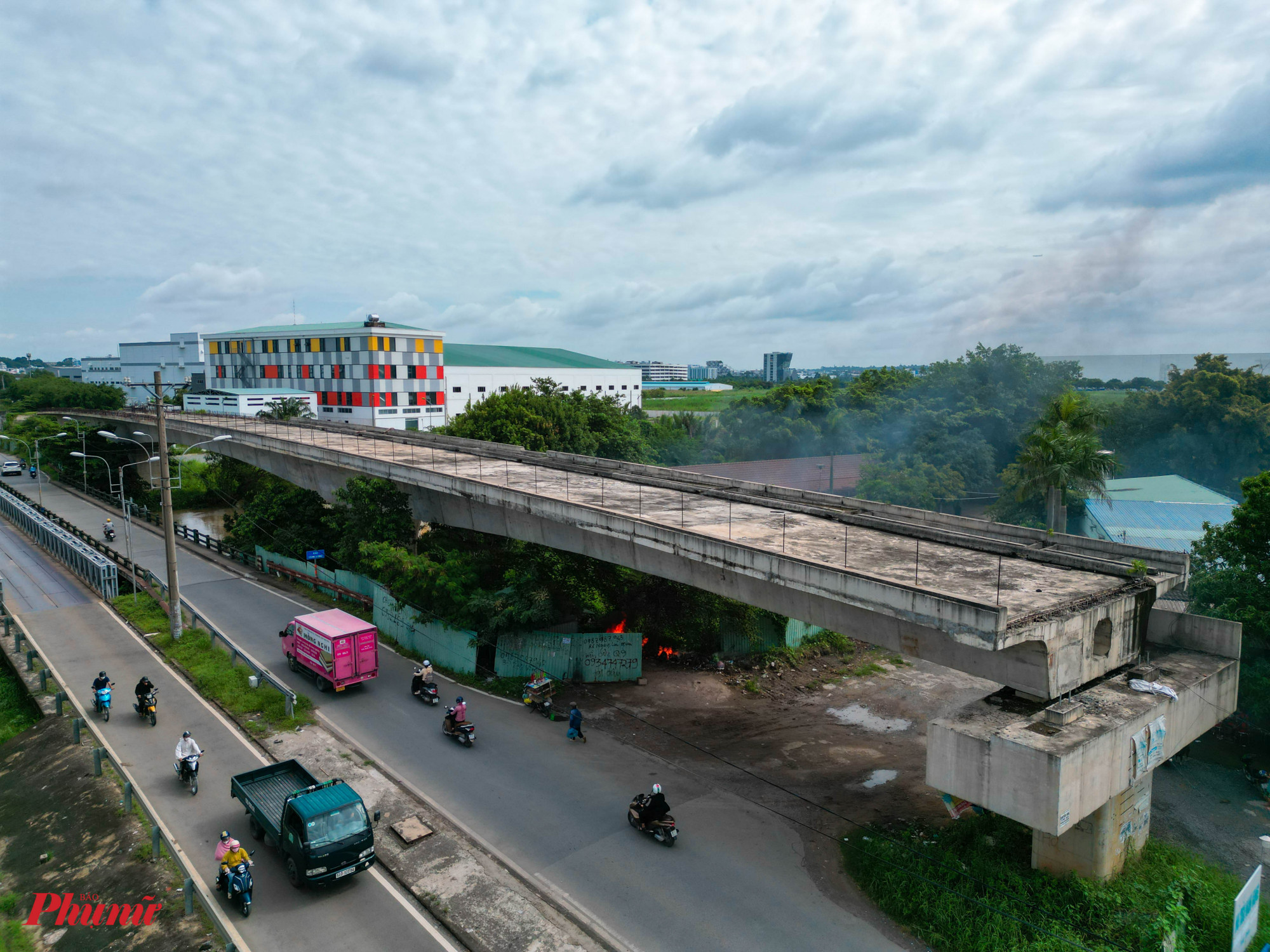 Dự án xây dựng cầu Tăng Long (nối từ đường Lã Xuân Oai vào Khu công nghệ cao) và cầu Ông Nhiêu (trên đường Nguyễn Duy Trinh) đều khởi công từ năm 2017 nhưng phải tạm dừng vì vướng giải phóng mặt bằng. 