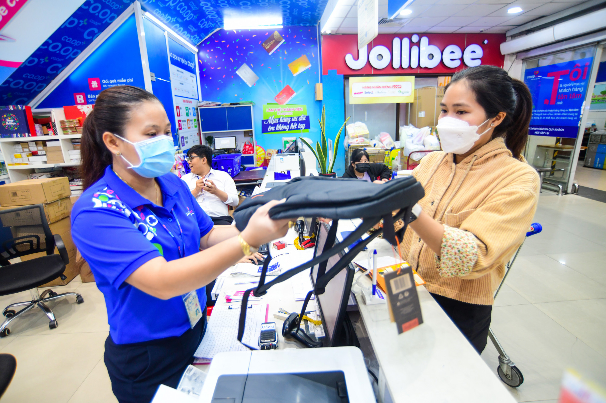 Khách hàng hào hứng đổi quà tại một siêu thị Co.opmart trong chương trình Tích tem đổi quà 2023 - Ảnh: Saigon Co.op