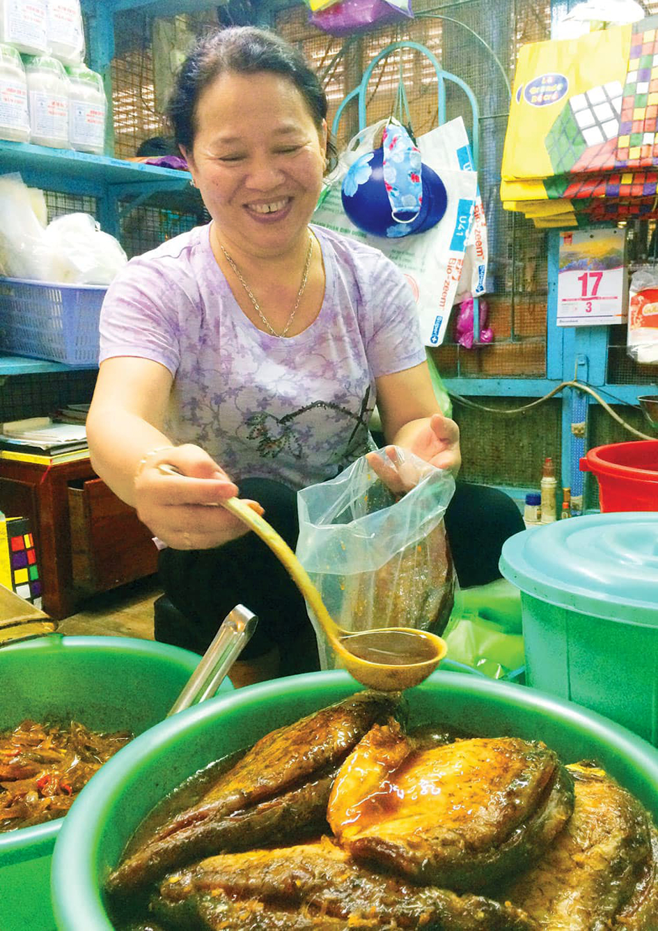 Chị Kim Ngọc hiện đang bán mắm cá mè vinh ở trung tâm thương mại Tân Châu