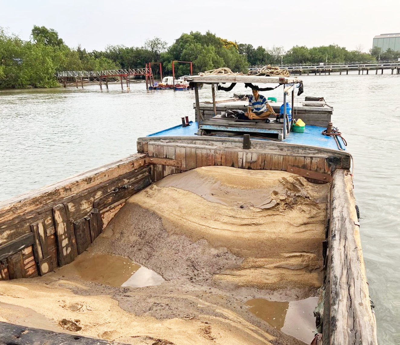 Một phương tiện khai thác cát trái phép trên sông Đồng Nai bị Phòng Cảnh sát giao thông Đường thủy (Công an TPHCM) bắt giữ hồi tháng 2/2023