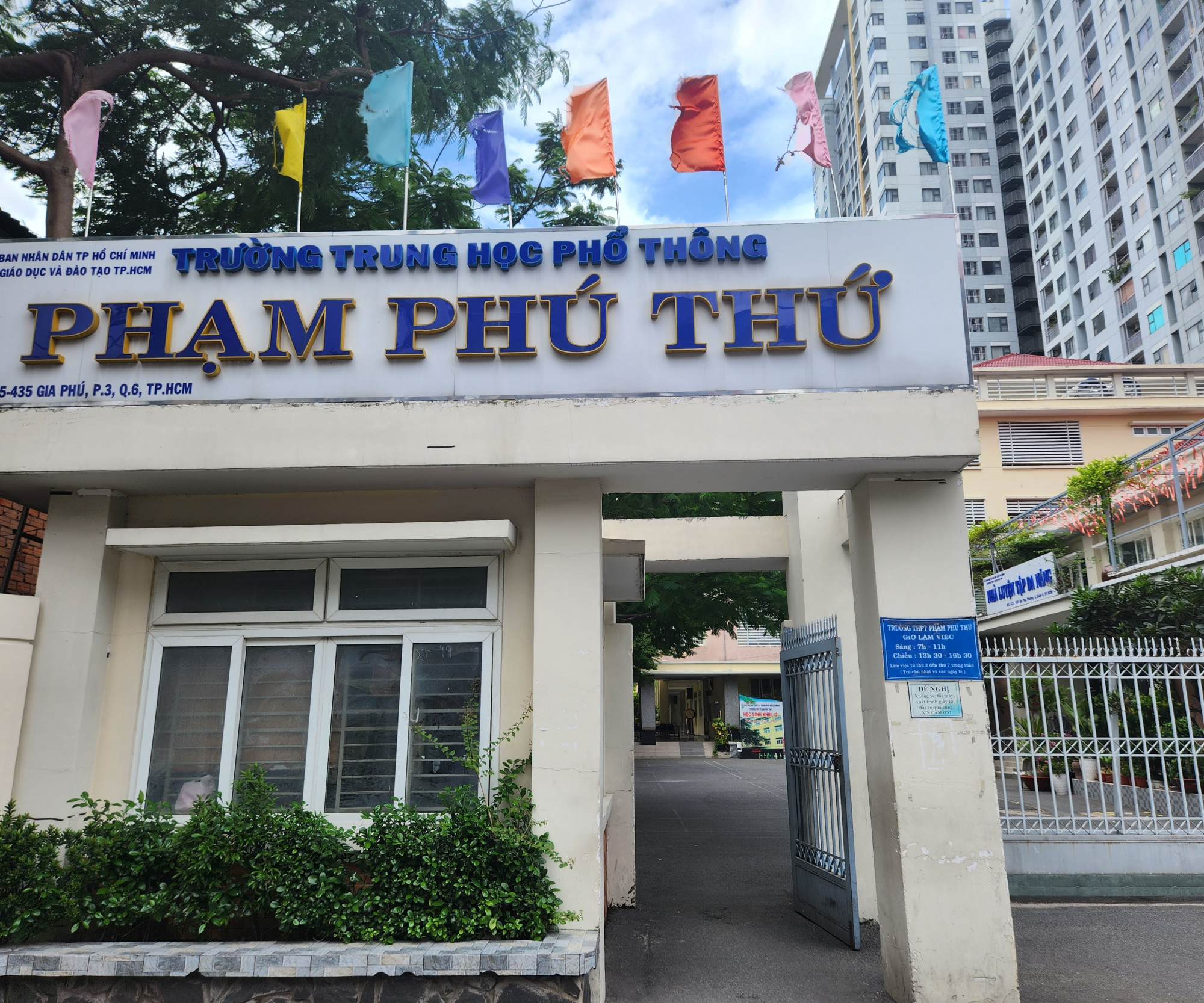 Trường THPT Phạm Phú Thứ có khoảng 2.100 học sinh