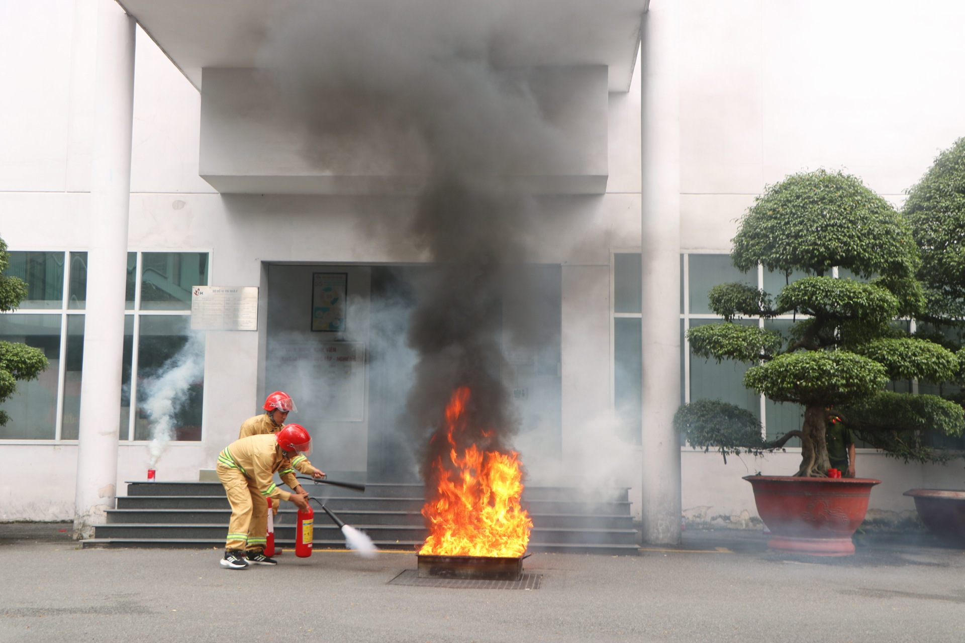 Theo hình huống giả định, đám cháy xuất phát tại phòng thí nghiệm tầng 5