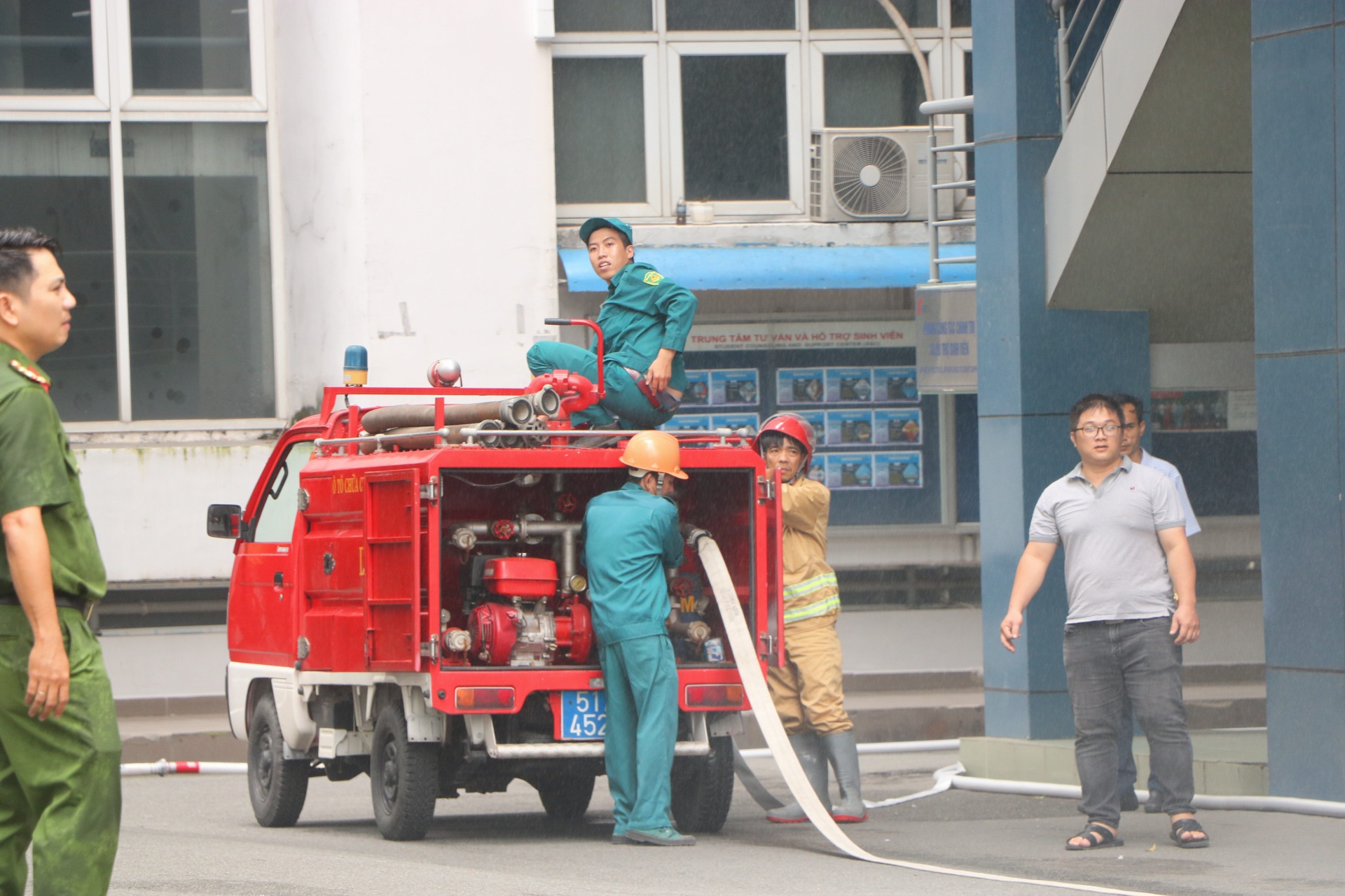 Nhận tin báo, lực lượng chức năng của phường đã điều động xe chữa cháy mini cùng công an phường, dân quân tự vệ có mặt