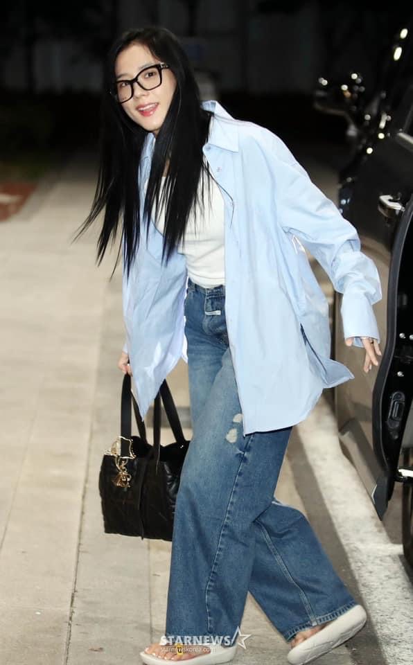 Chị cả Jisoo của nhóm Áo sơ mi kết hợp với quần jeans cùng đôi dép tông được Jisoo diện giúp outfit được nâng tầm.