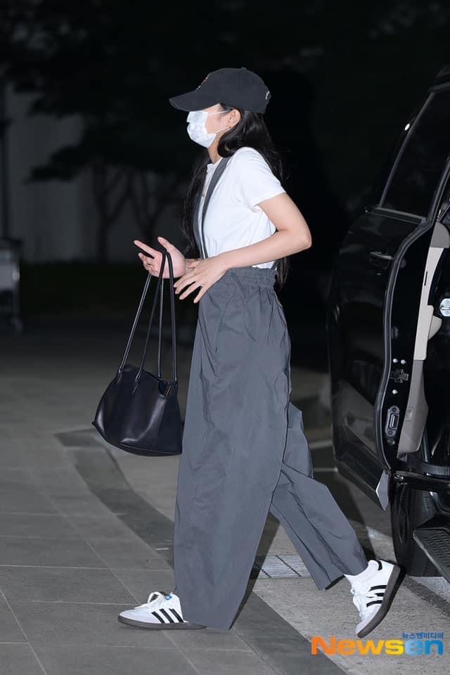 Jennie là người cuối cùng đến sân bay Incheon. Giống với những thành viên còn lại, chủ nhân hit Solo cũng lựa chọn trang phục giản dị với áo thun trắng mix kèm quần yếm, đi sneaker và đội mũ lưỡi trai. 