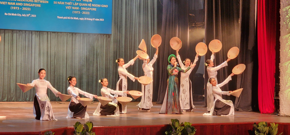 Tiết mục múa - hát Xin chào Việt Nam trong khuôn khổ chương trình lễ kỷ niệm
