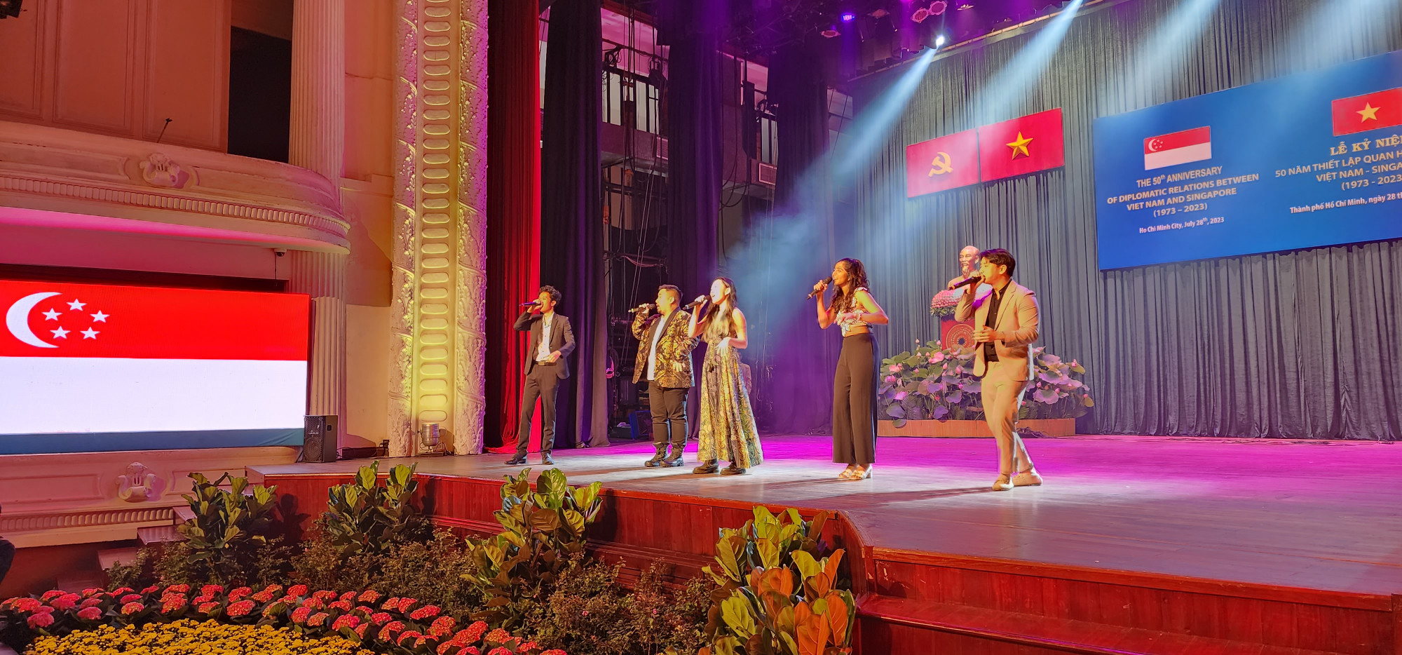 Các nghệ sĩ từ Singapore có màn trình diễn ca khúc Sài Gòn đẹp lắm bằng tiếng Việt theo phong cách A cappella 