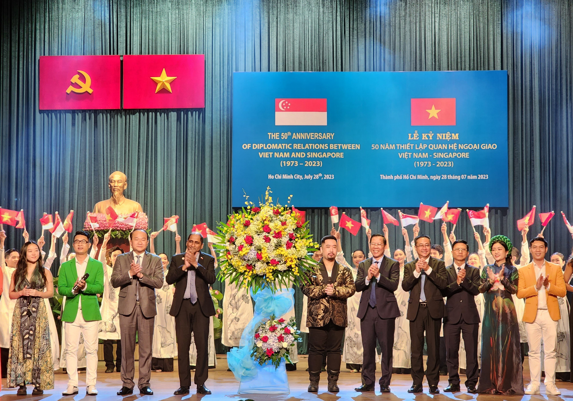 Chủ tịch UBND TPHCM Phan Văn Mãi, Đại sứ Singapore tại Việt Nam Jaya Ratman, Tổng Lãnh sự Singapore tại TPHCM Roy Kho trao lẵng hoa cho các nghệ sĩ Singapore và Việt Nam tham gia chương trình lễ kỷ niệm