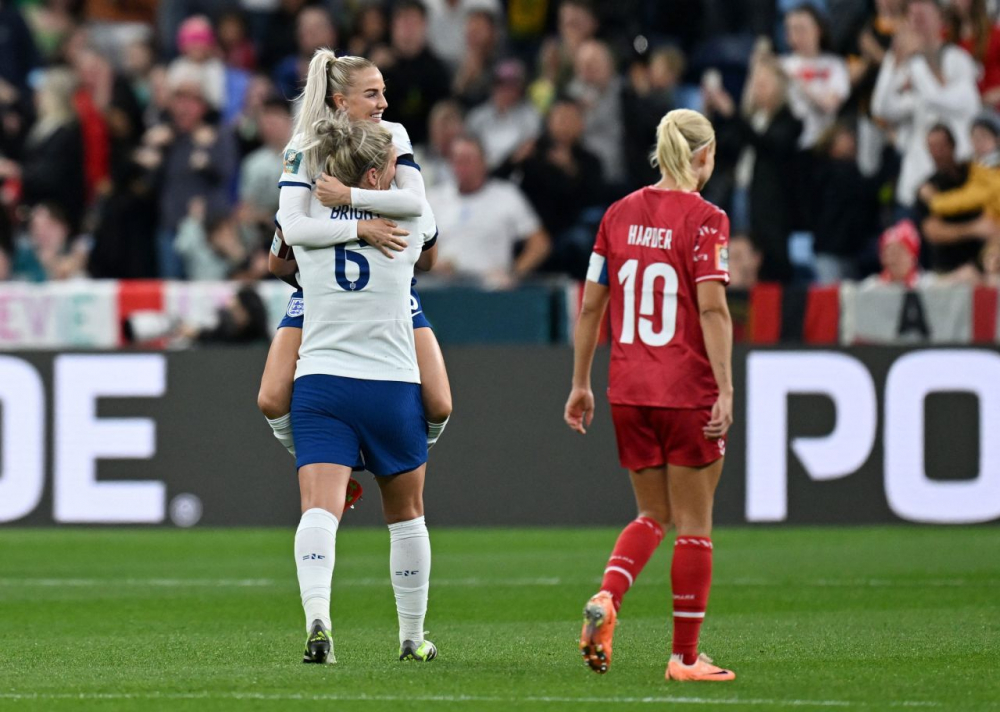 Millie Bright và Alex Greenwood của Anh ăn mừng sau khi Lauren James ghi bàn thắng đầu tiên