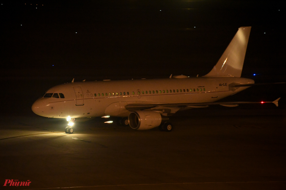gần 12h đêm, chiếc chuyên cơ chở nhóm nhạc Black Pink đã đáp cánh tại sân bay Nội Bài.