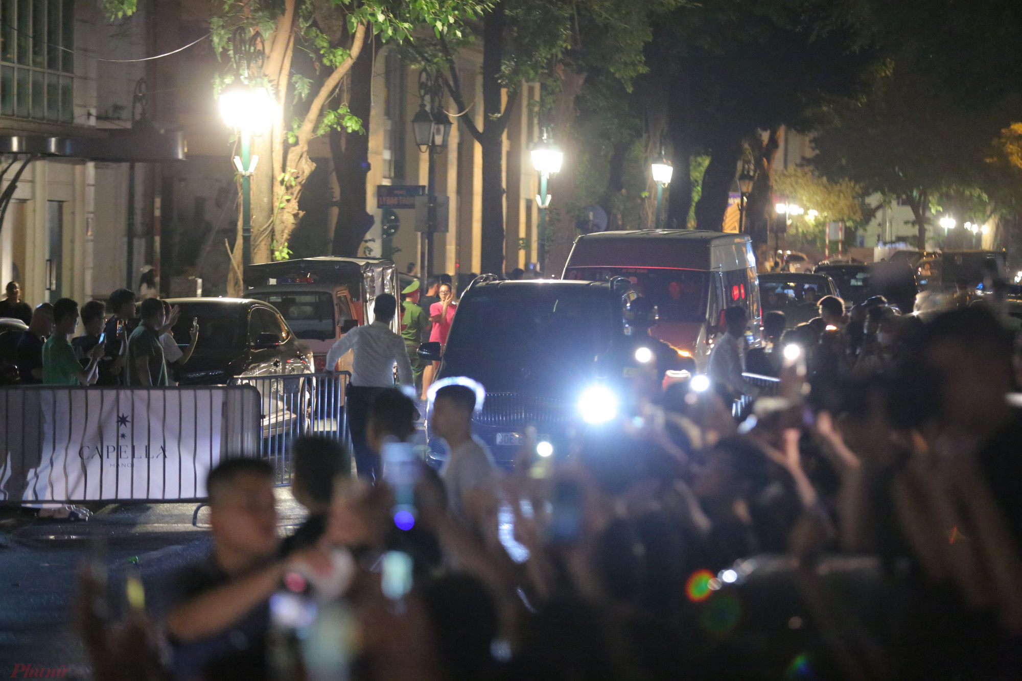 Khoảng 1 giờ 10, đoàn xe đưa nhóm nhạc BlackPink về tới khách sạn Capella Hà Nội. Công tác bảo vệ an ninh được thực hiện nghiêm ngặt, rất nhiều vệ sĩ dùng ô quây kín các xe khi nhóm nhạc xuống xe.
