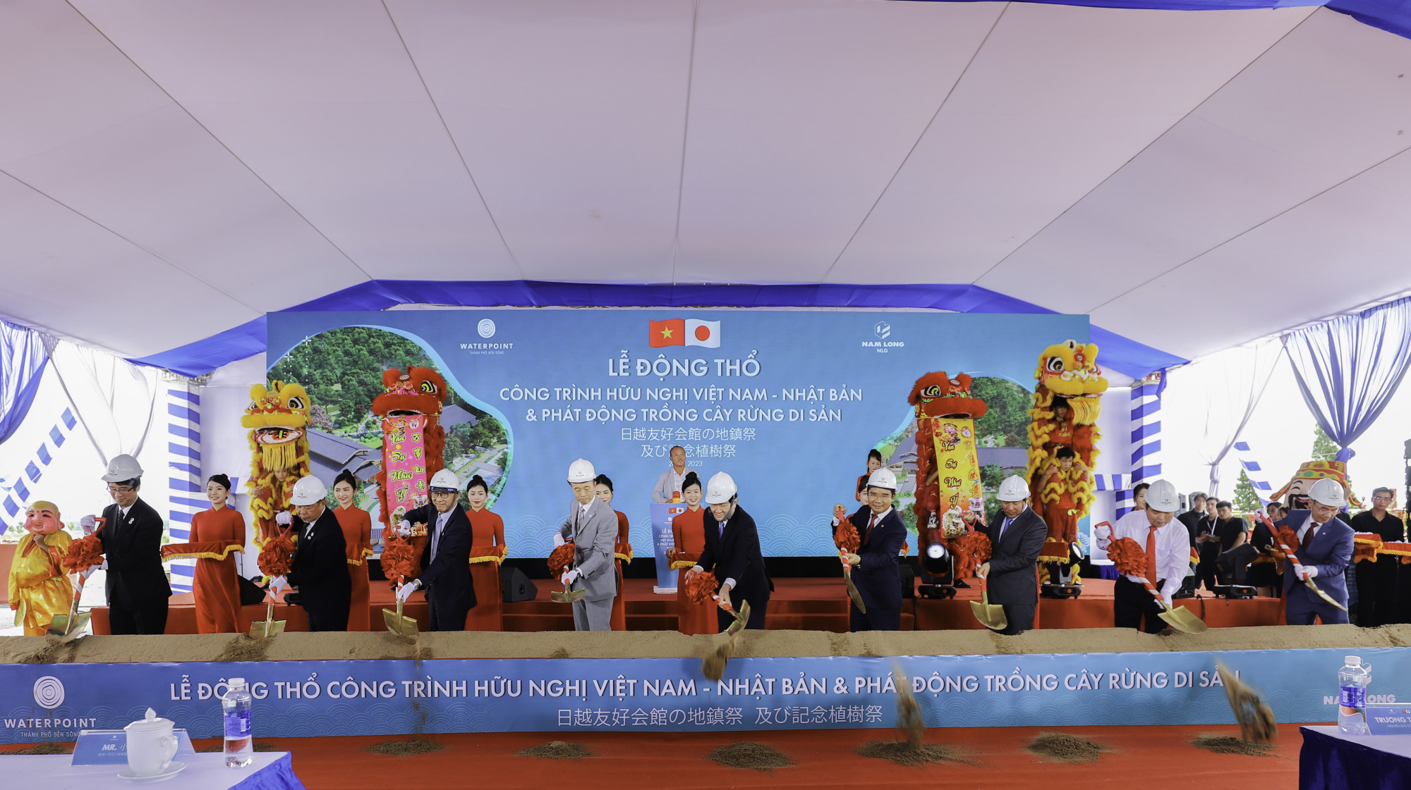 Các đại biểu thực hiện nghi thức động thổ Nhà Hữu nghị Việt - Nhật - Ảnh: Nam Long