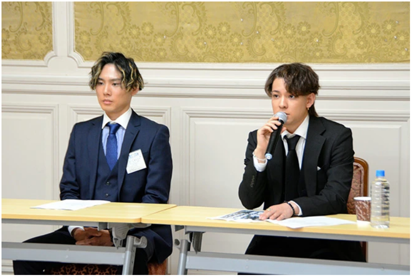 Kauan Okamoto, phải, và Yasushi Hashida kêu gọi các nhà lập pháp đối lập tại Quốc hội vào ngày 16 tháng 5 bảo vệ trẻ vị thành niên khỏi lạm dụng tình dục. 