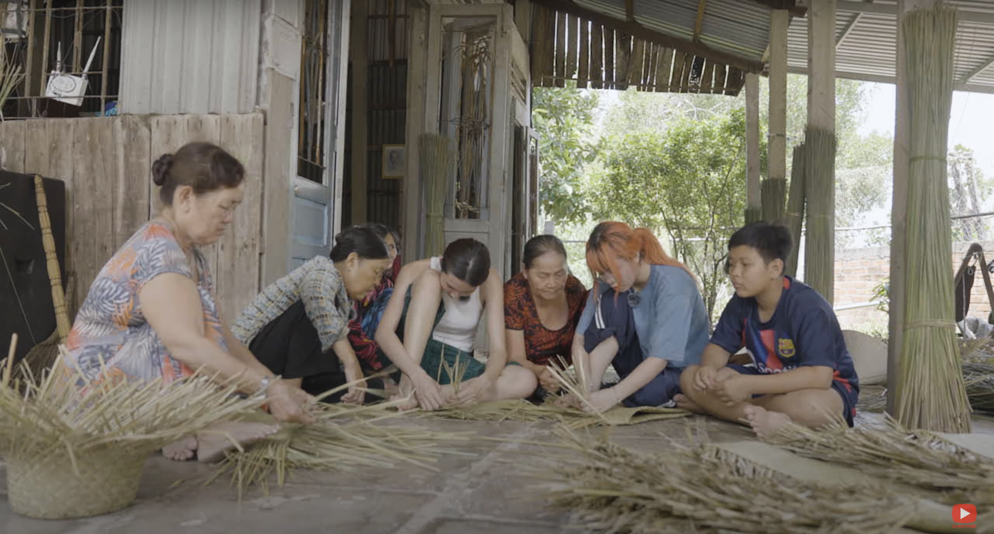 Thuỳ Tiên và Misthy học làm sản phẩm thủ công với sự hướng dẫn của nông dân địa phương