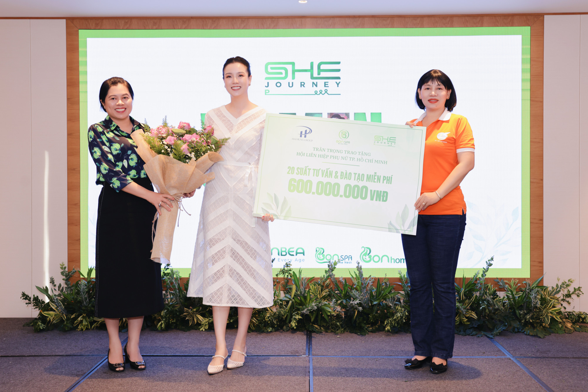 Doanh nhân Trang Phương trao bảng tượng trưng 600 triệu đồng hỗ trợ chị em, phụ nữ khởi nghiệp