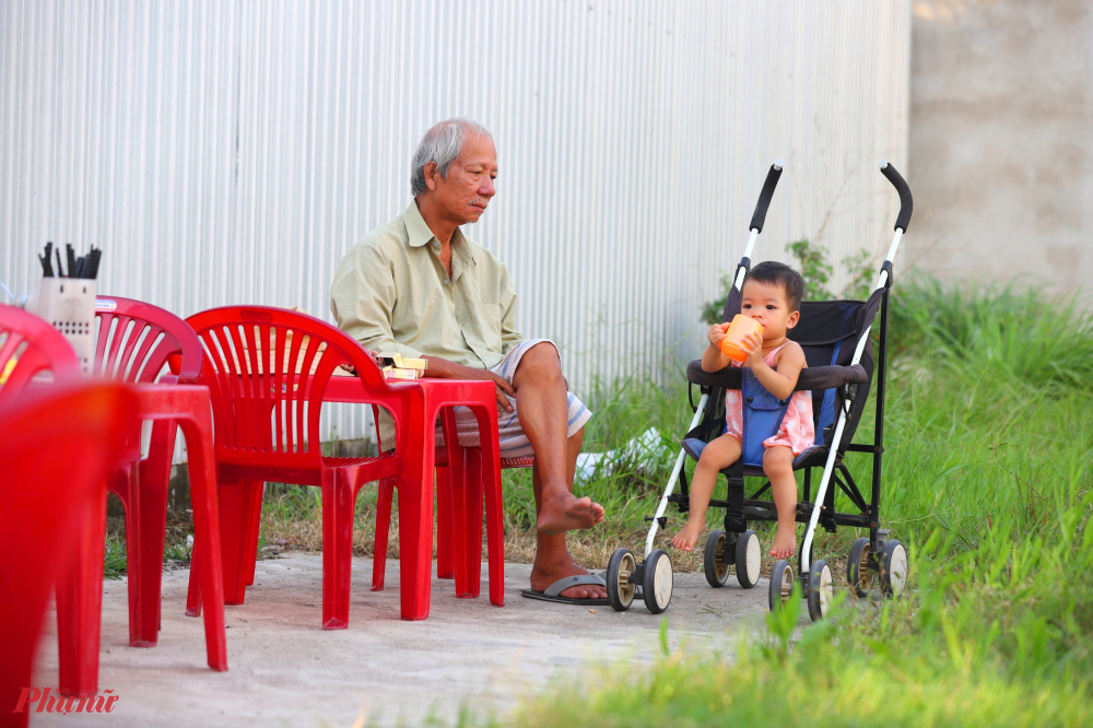 Đặc biệt những đứa trẻ mới sinh ra trên vùng đất này đã được sống trong những ngôi nhà khang trang, hơn hẳn các căn nhà tạm bợ nhếch nhác trên Thượng thành trước đây