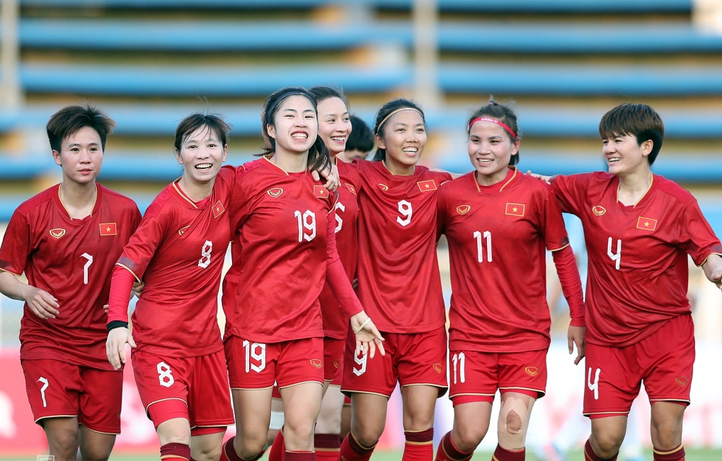 Các nữ tuyển thủ Việt Nam mừng bàn thắng trong trận hạ Myanmar 3-1 ở vòng bảng. Ảnh: Đức Đồng
