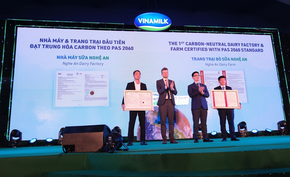 Nhà máy và trang trại đạt trung hòa carbon là những thành tựu đầu tiên trên hành trình Net Zero 2050 của Vinamilk - Ảnh: Vinamilk