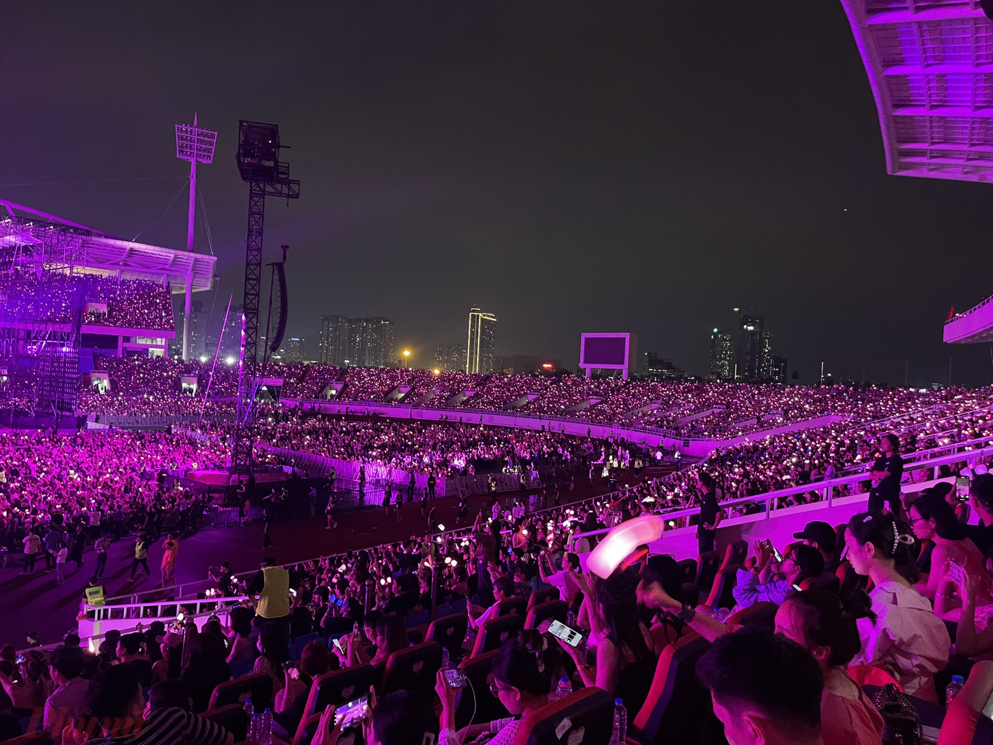 Sau đêm nhạc tối 29/7, BLACKPINK sẽ có thêm một buổi biểu diễn vào tối 30/7. Ước tính trong hai đêm diễn, nhóm thu hút tới 67.000 lượt khán giả.