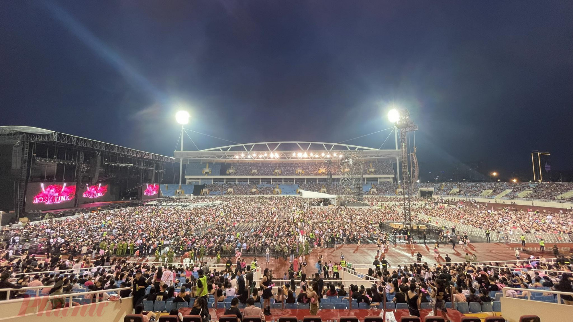 Trước buổi diễn của BlackPink tại sân vận động Mỹ Đình, trời mưa lớn  tuy nhiên không thể ngăn lượng sức nóng của nhóm nhạc Hàn Quốc mang tới. Ngay từ 7 giờ 30, lượng khán khán giả lớn đến sân vận động từ sớm để thưởng thức show diễn của nhóm nhạc nữ nổi tiếng nhất Hàn Quốc. 