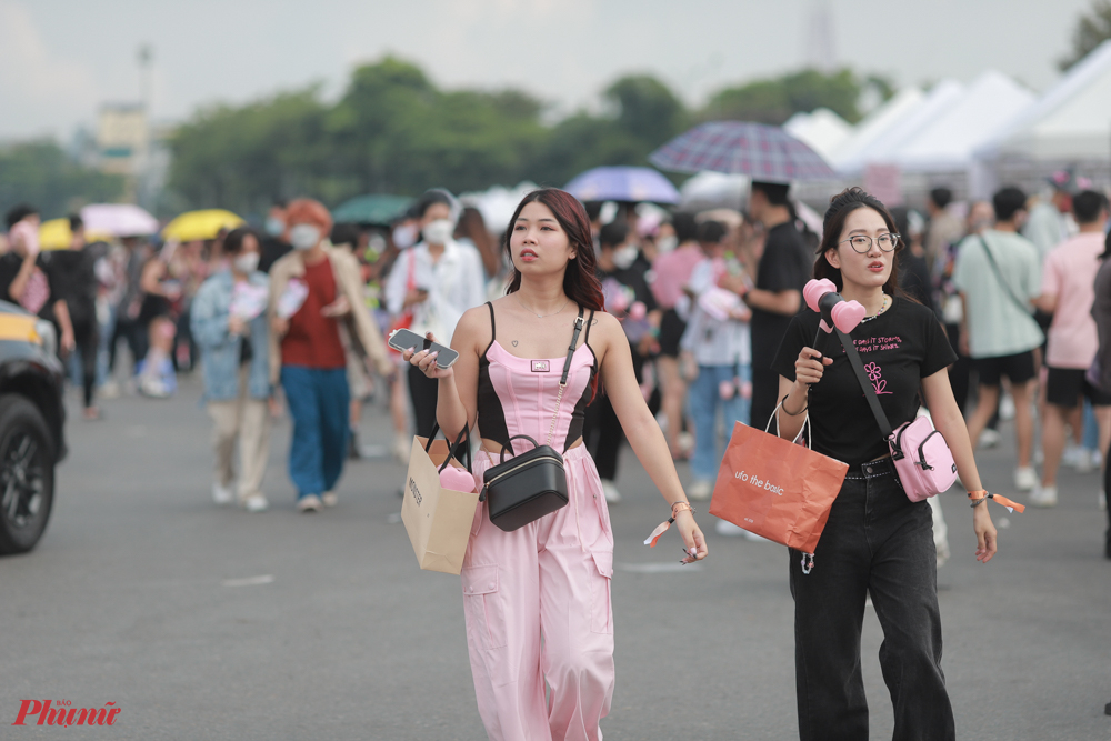 Vẫn là tông màu hồng - đen chủ đạo trên bộ trang phục cá tính của hai bạn trẻ.