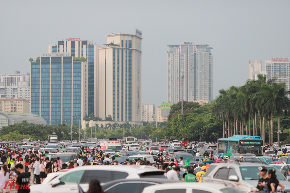 Lượng người và phương tiện đổ về càng lúc càng đông càng khiến ùn tắc kéo dài bắt đầu từ vòng xuyến làng Phú Đô kéo dài tới qua cung điền kinh.