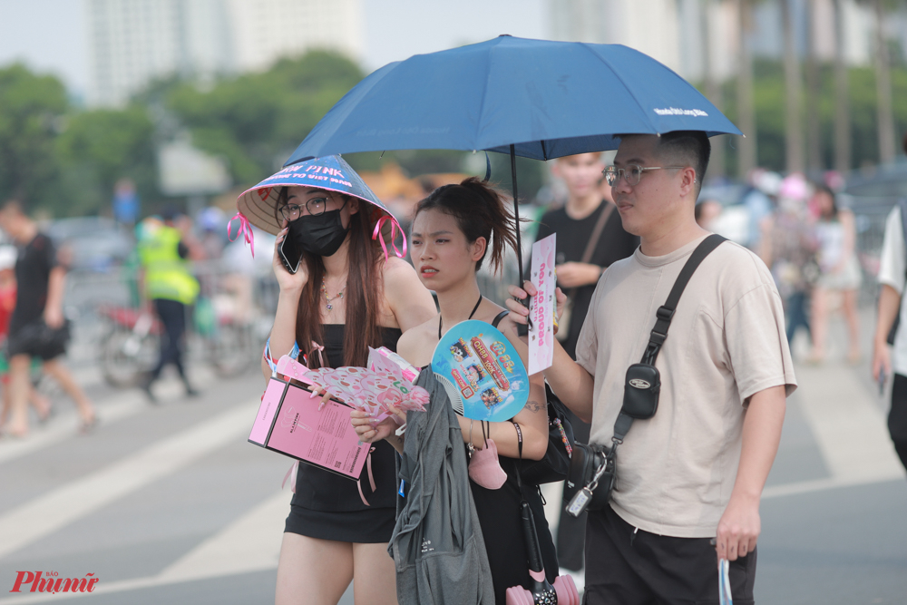 Phần lớn Fan của Black Pink là các bạn trẻ, vì thế phong cách thời trang cũng phóng khoáng hơn, tươi tắn hơn.