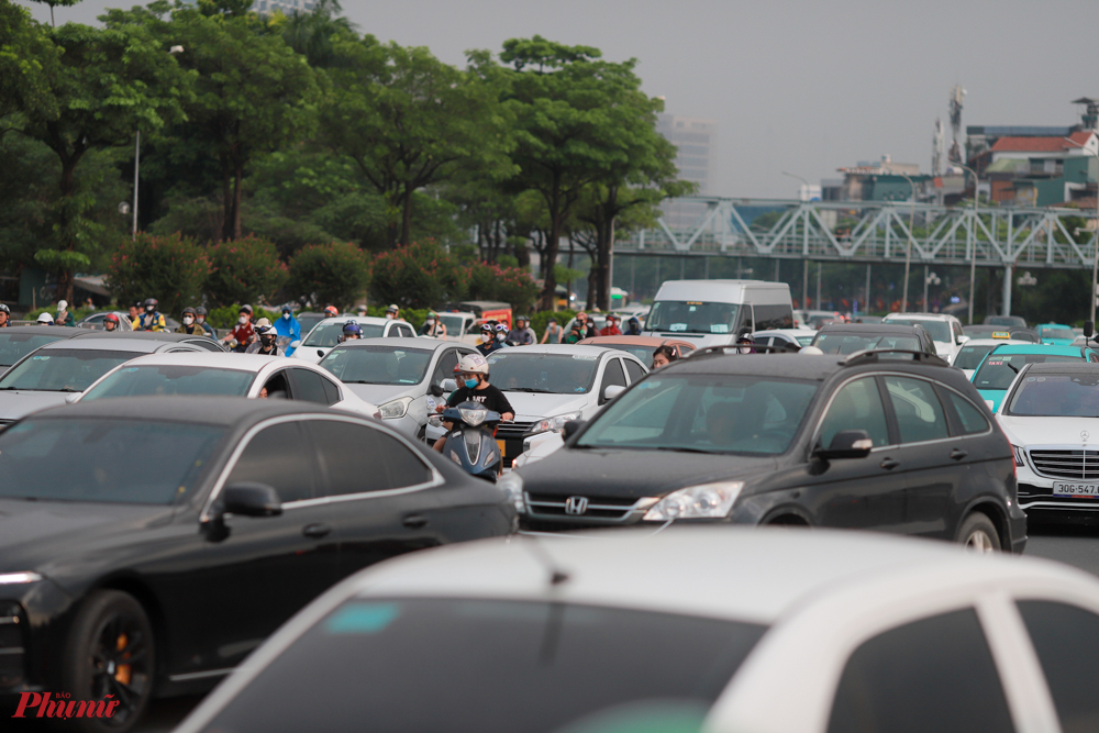 Cảnh ủn tắc kéo dài theo chiều di chuyển từ đường Lê Quang Đạo qua sân vận động Mỹ Đình.