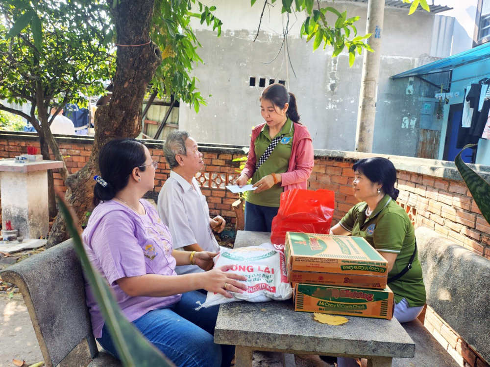 Ngoài tiền mặt, thỉnh thoảng, các hộ còn được tặng thêm gạo, mì 